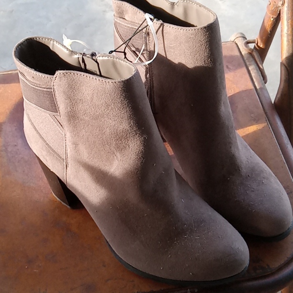 Boots brown with zip up on the side with Thick Heels